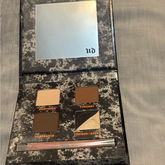 Urban Decay Pulp Fiction Mrs. Mia Wallace Palette - Picture 5 of 6